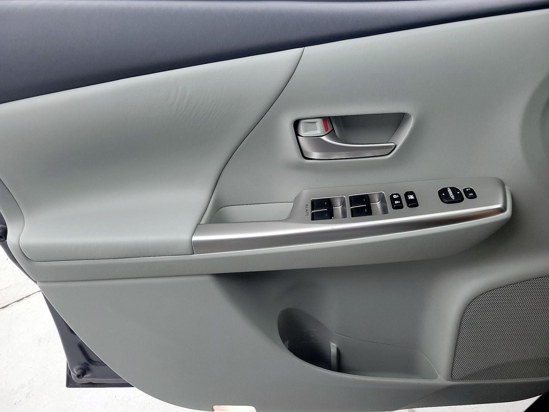 Thumbnail: 2014 Toyota Prius v - 12