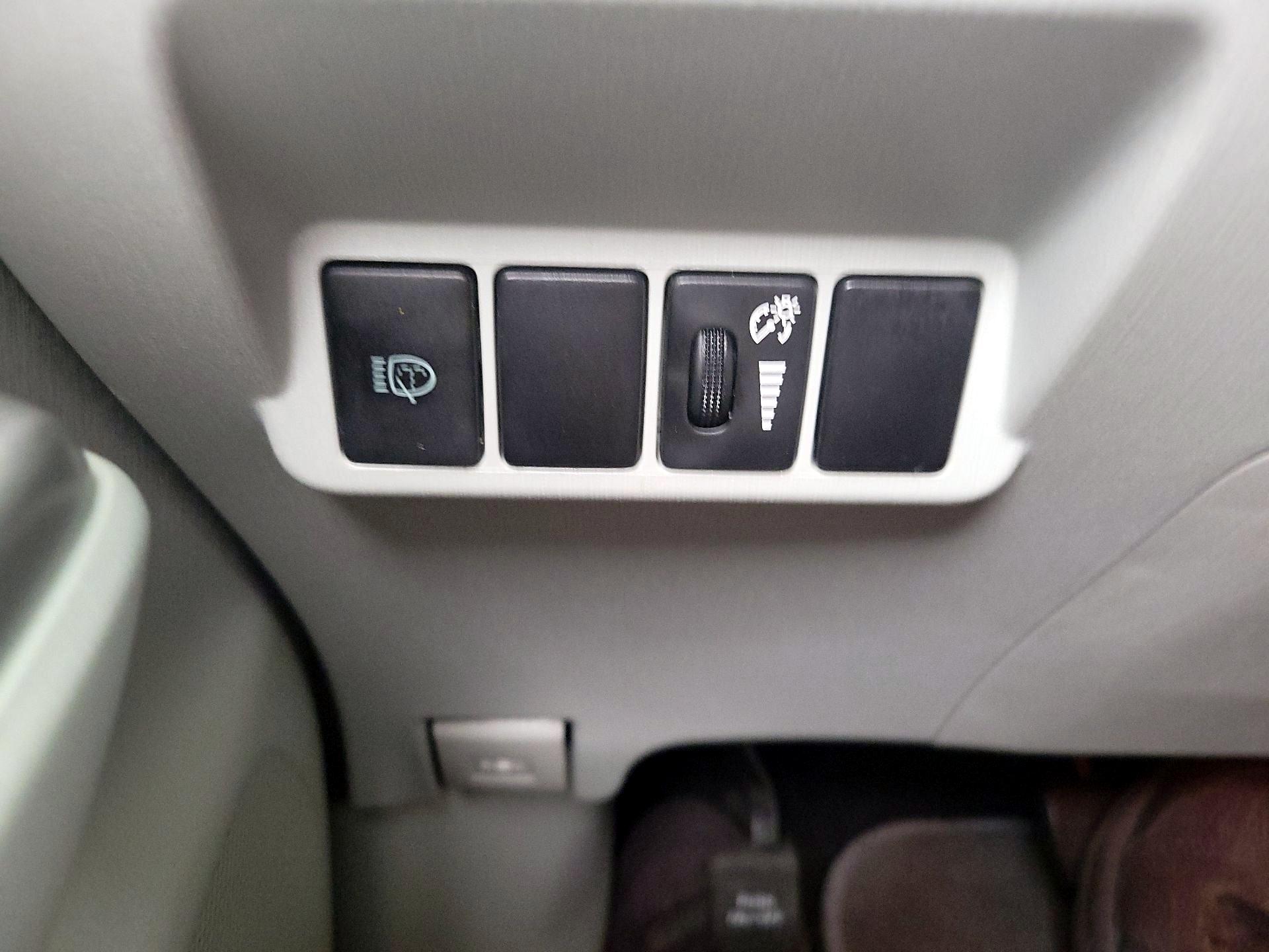 Thumbnail: 2014 Toyota Prius v - 13