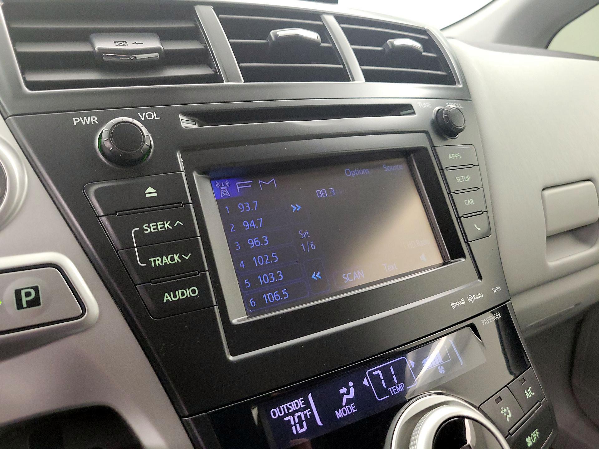 Thumbnail: 2014 Toyota Prius v - 15