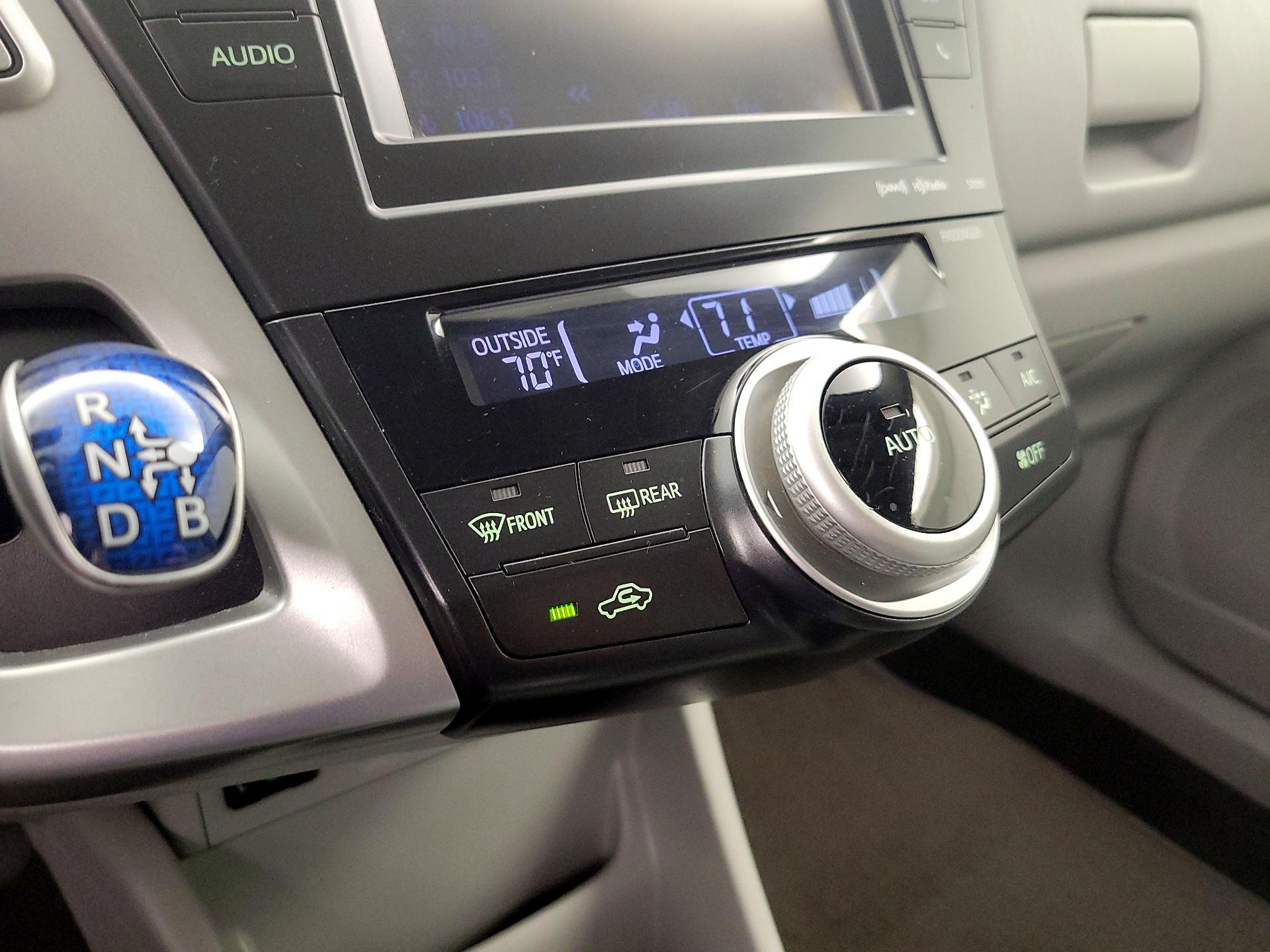 Thumbnail: 2014 Toyota Prius v - 16