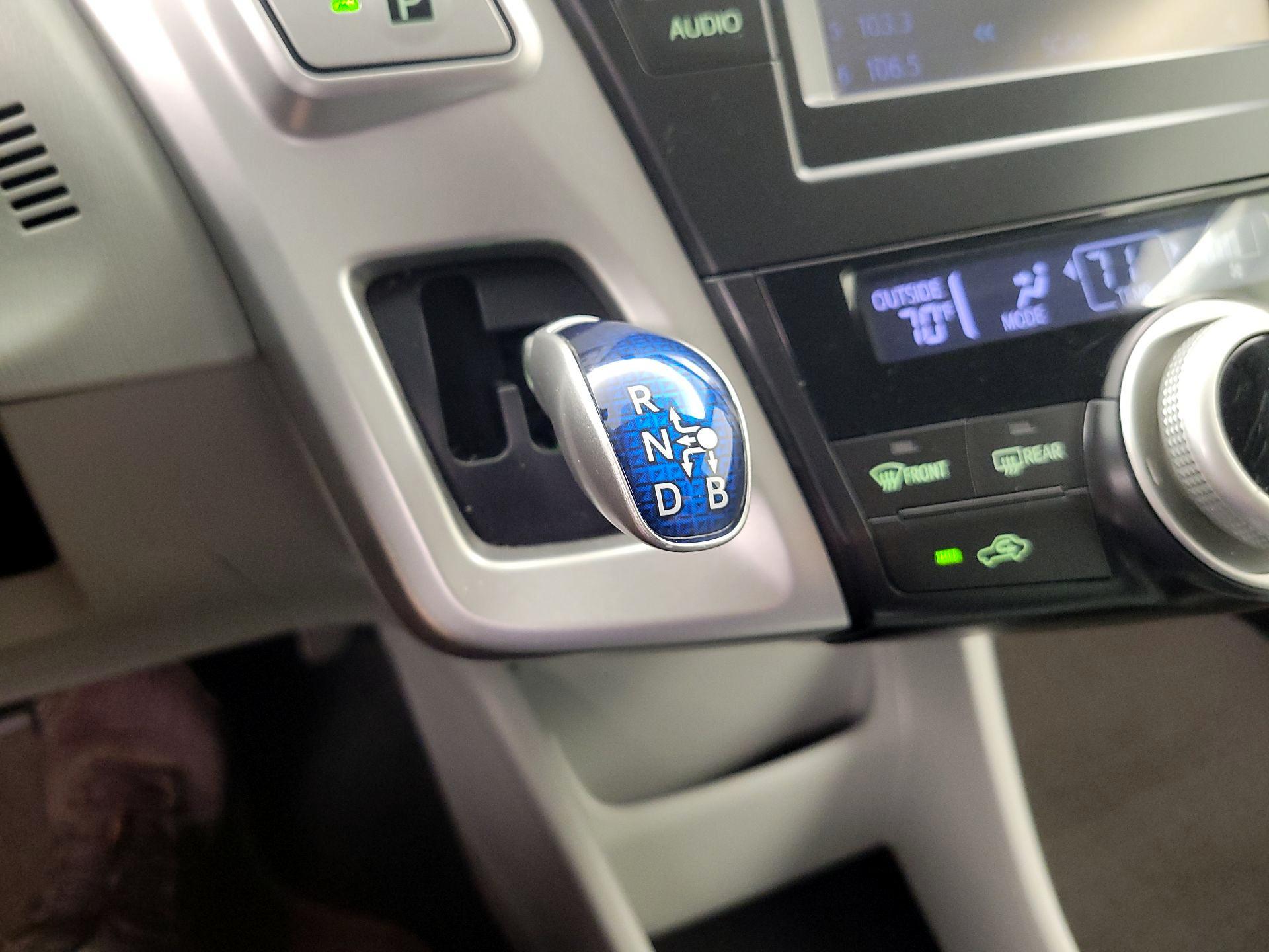 Thumbnail: 2014 Toyota Prius v - 17