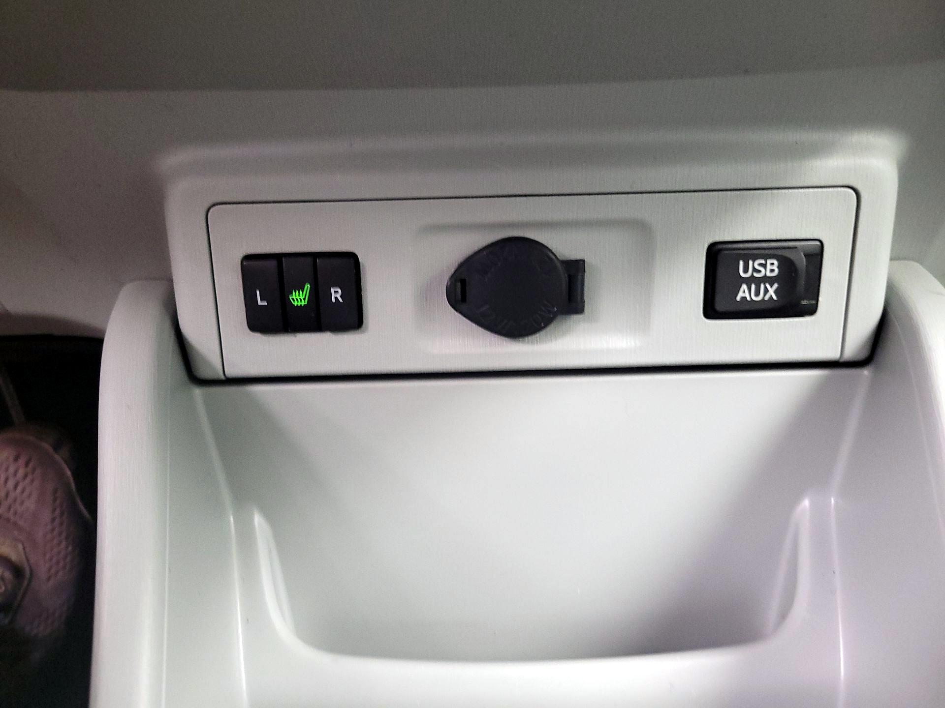 Thumbnail: 2014 Toyota Prius v - 18