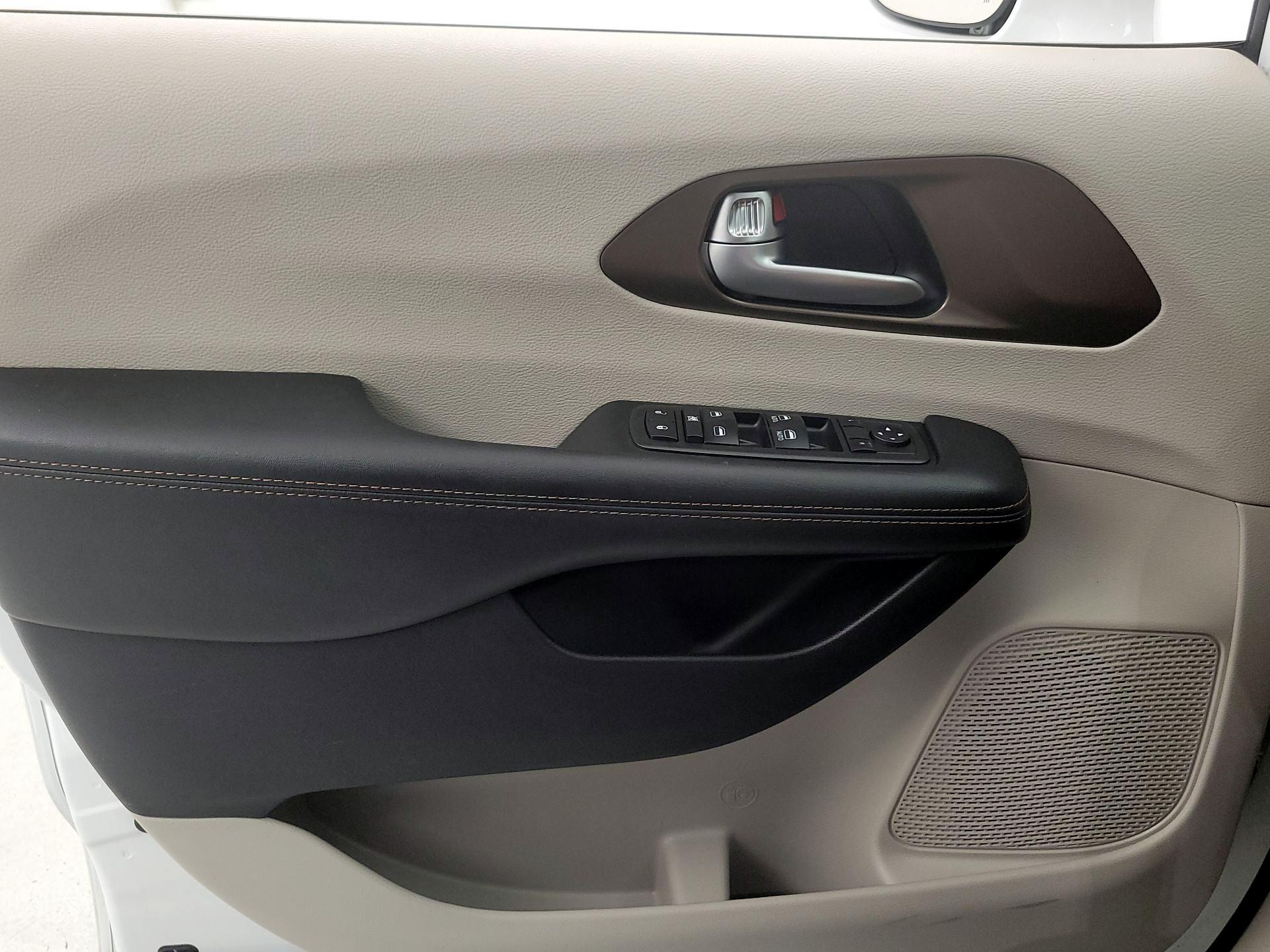 Thumbnail: 2019 Chrysler Pacifica - 12