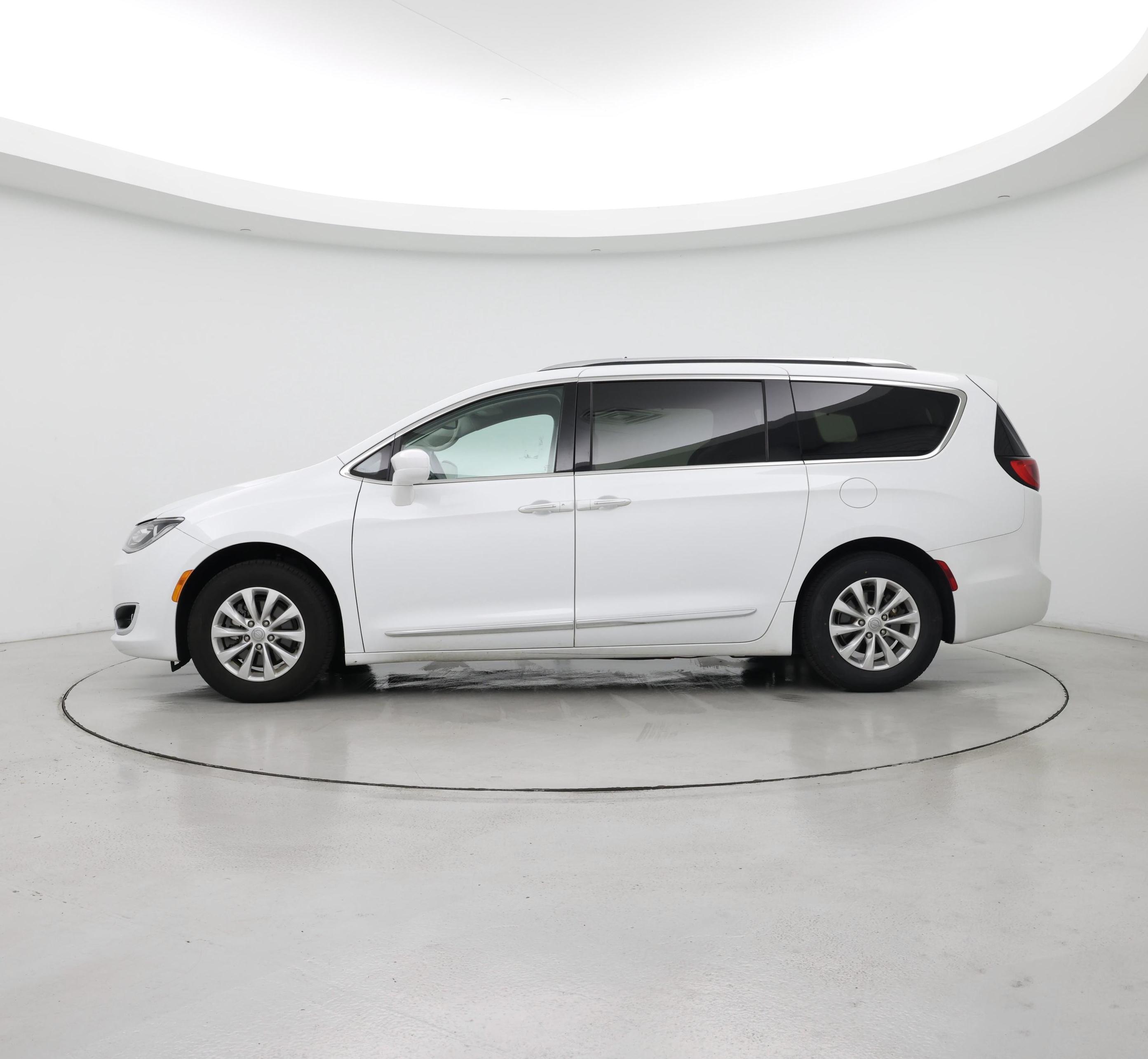Thumbnail: 2019 Chrysler Pacifica - 3