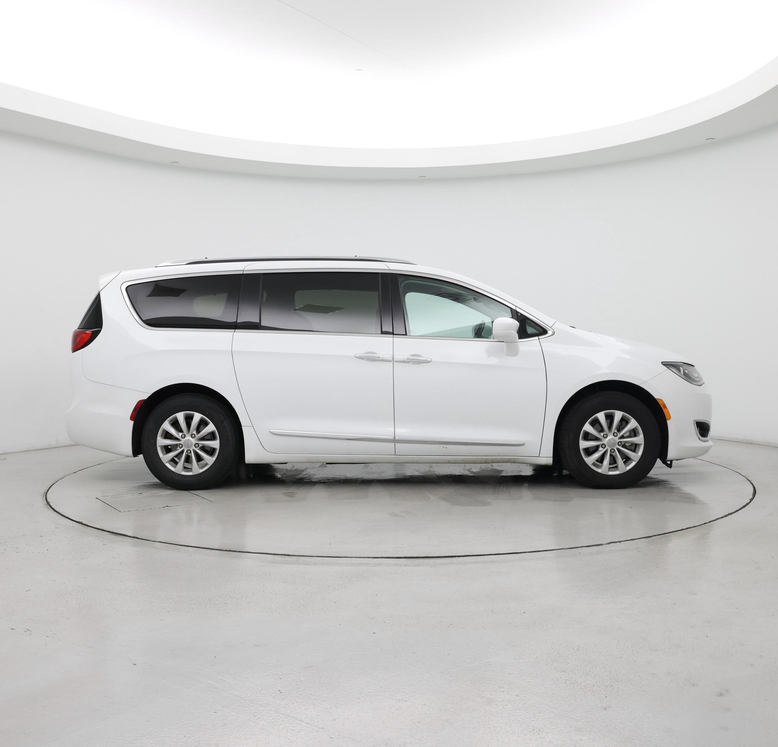 Thumbnail: 2019 Chrysler Pacifica - 7