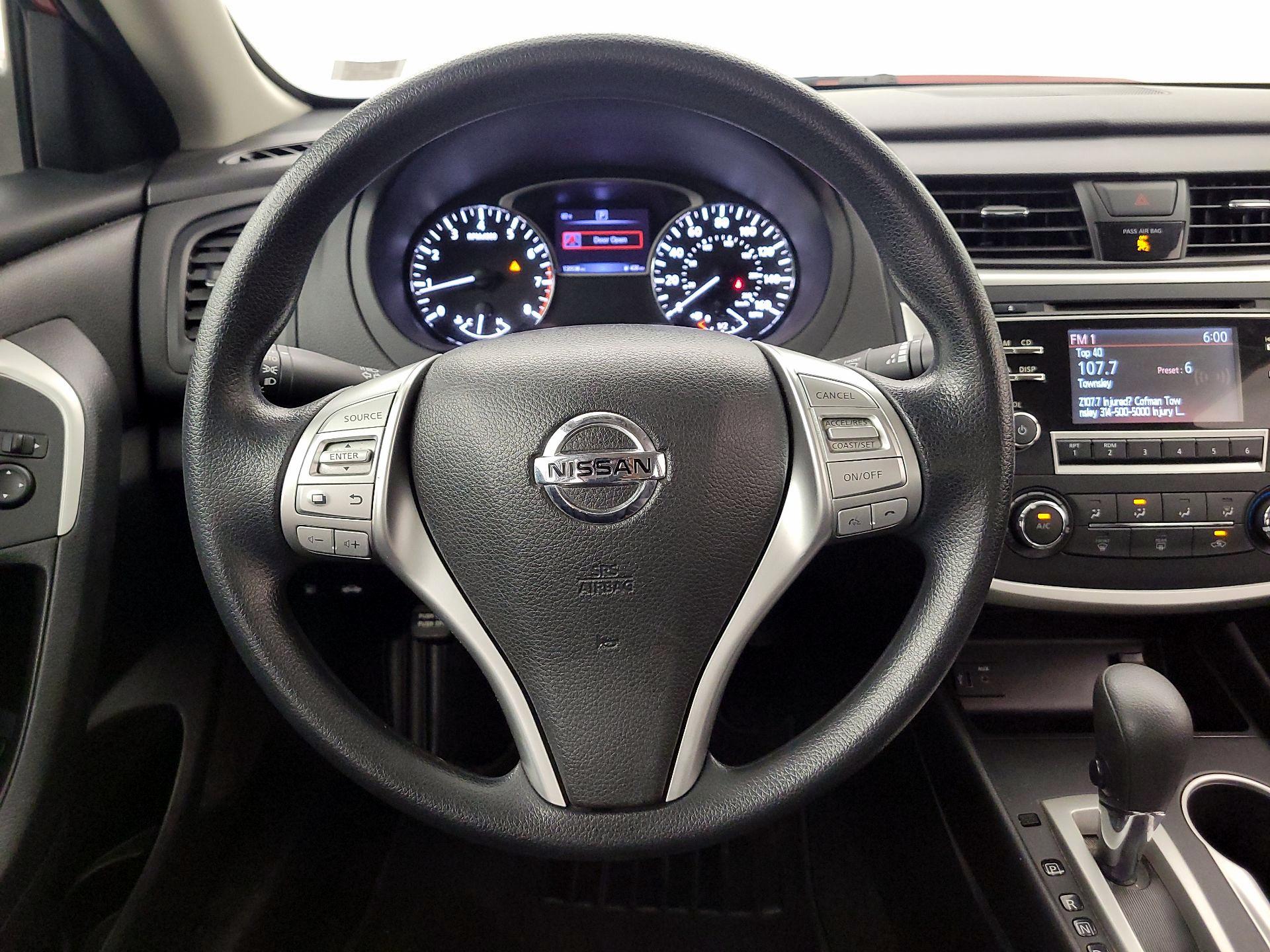 Thumbnail: 2017 Nissan Altima - 10