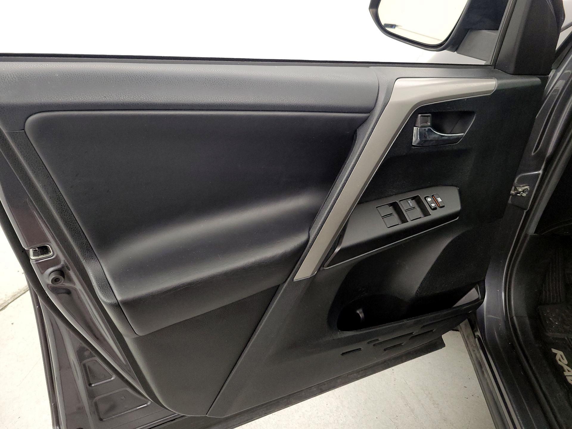 Thumbnail: 2018 Toyota RAV4 - 12