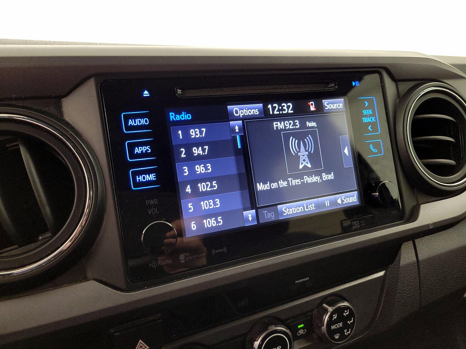 Thumbnail: 2016 Toyota Tacoma - 15