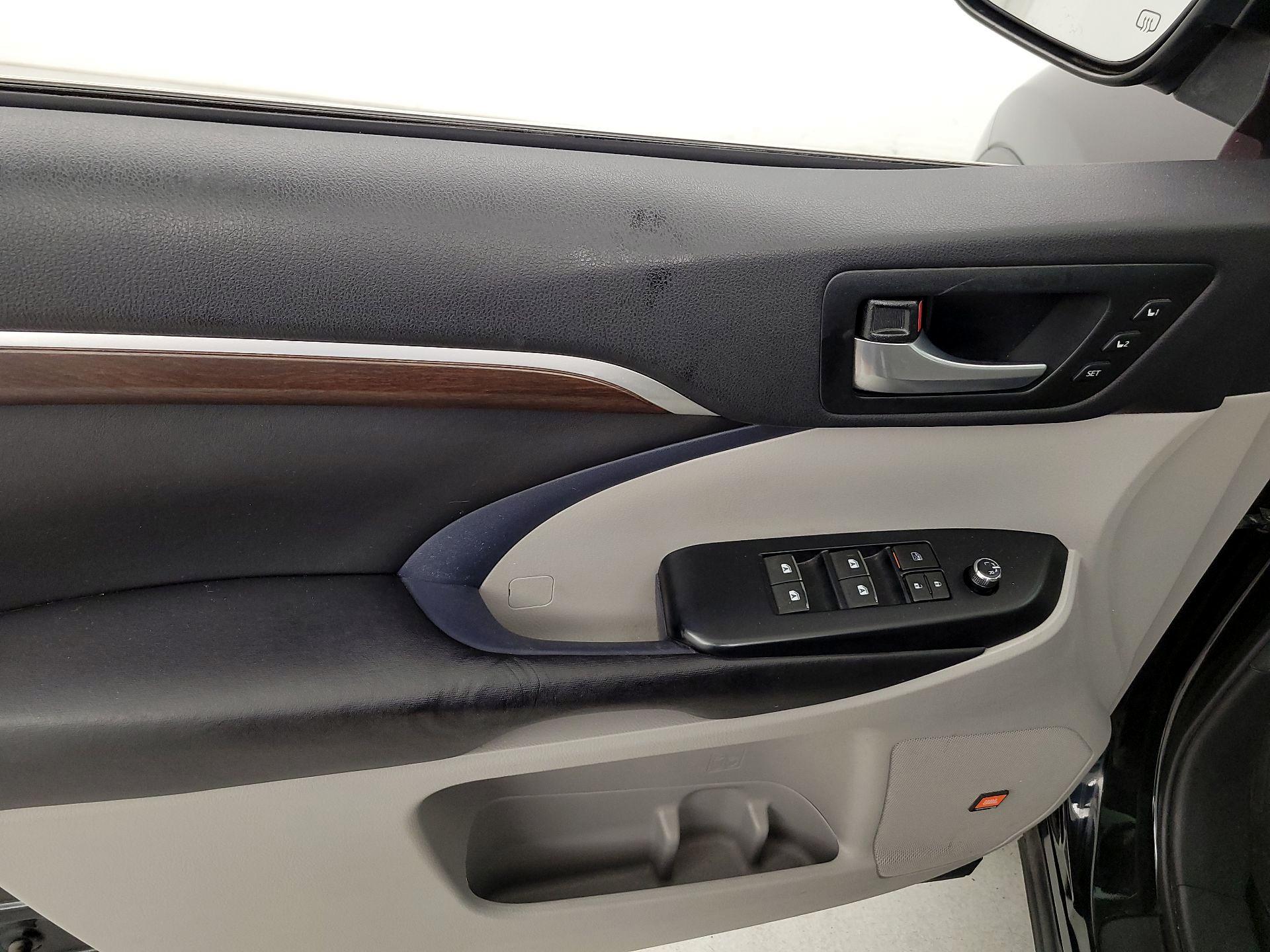 Thumbnail: 2016 Toyota Highlander - 12