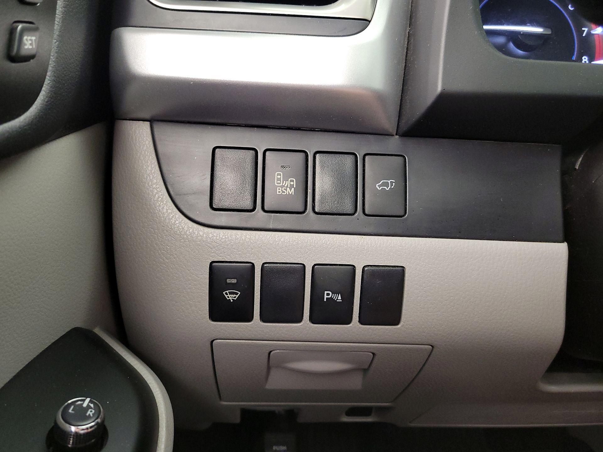 Thumbnail: 2016 Toyota Highlander - 13