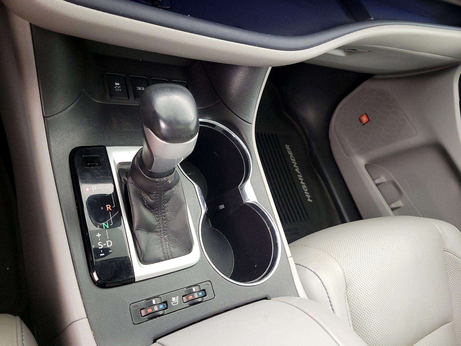 Thumbnail: 2016 Toyota Highlander - 18