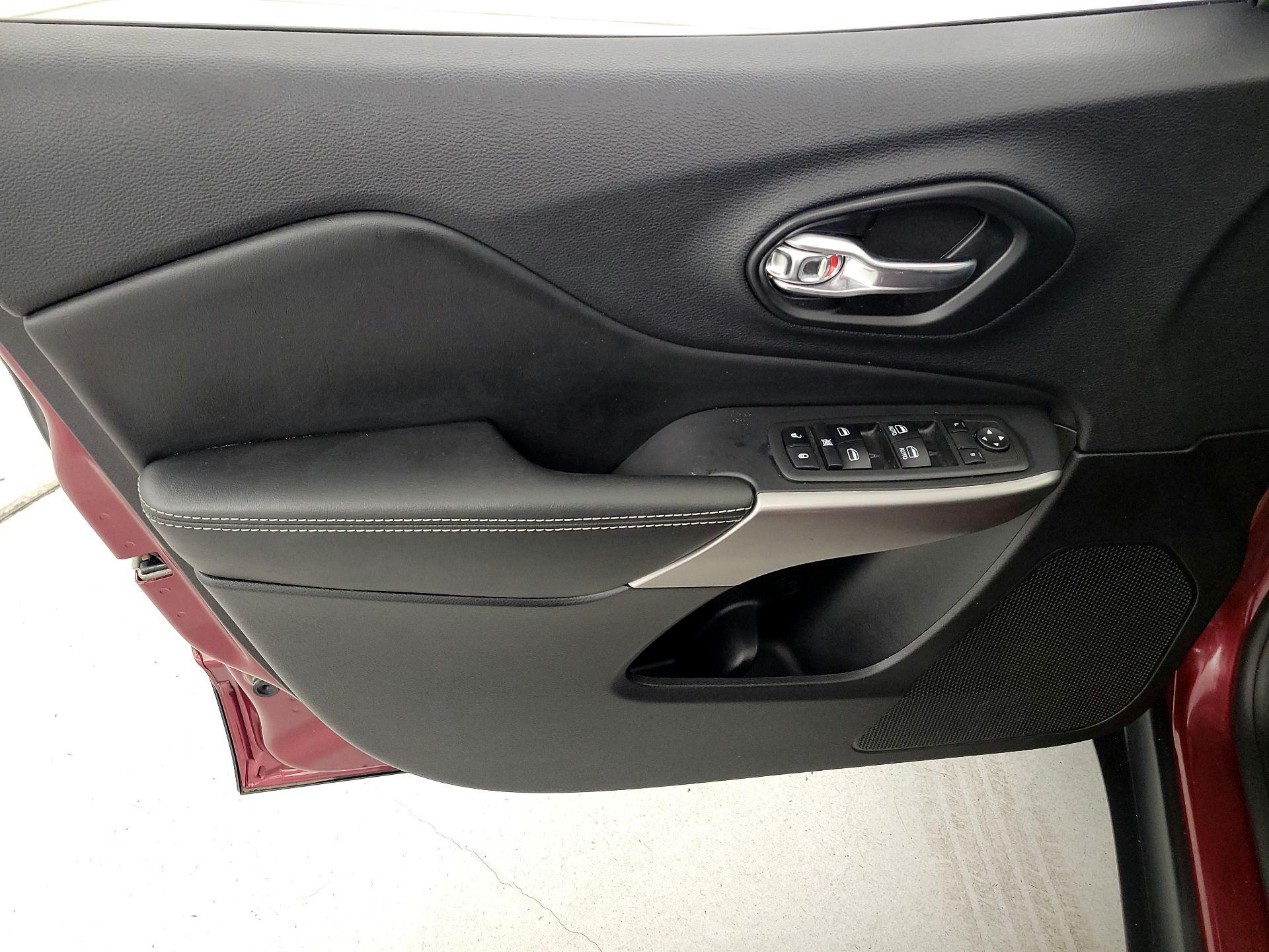 Thumbnail: 2021 Jeep Cherokee - 12