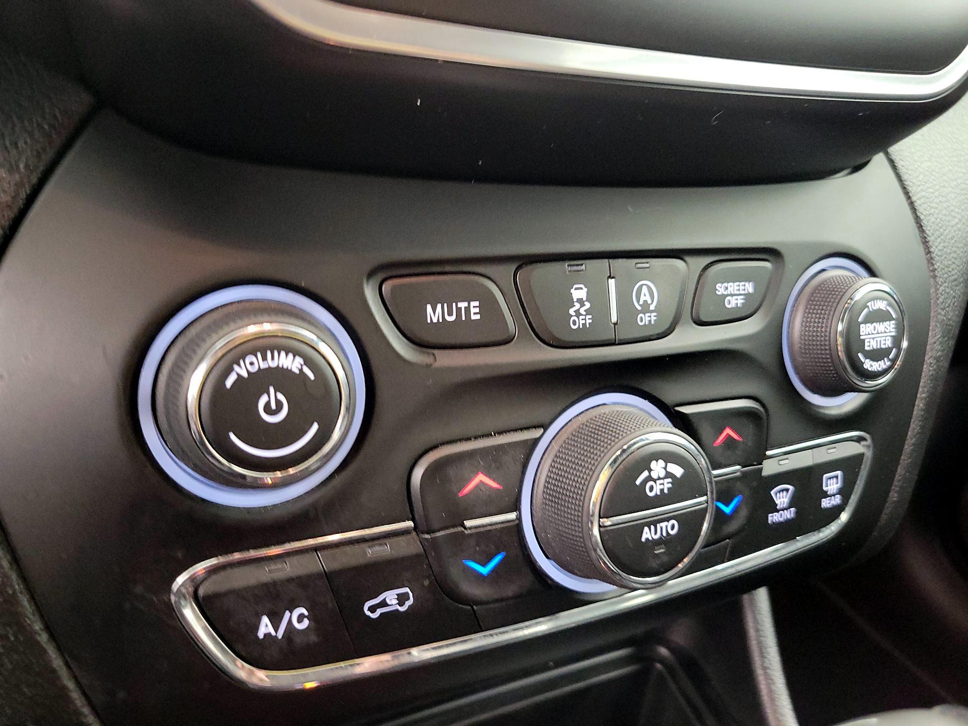 Thumbnail: 2021 Jeep Cherokee - 16