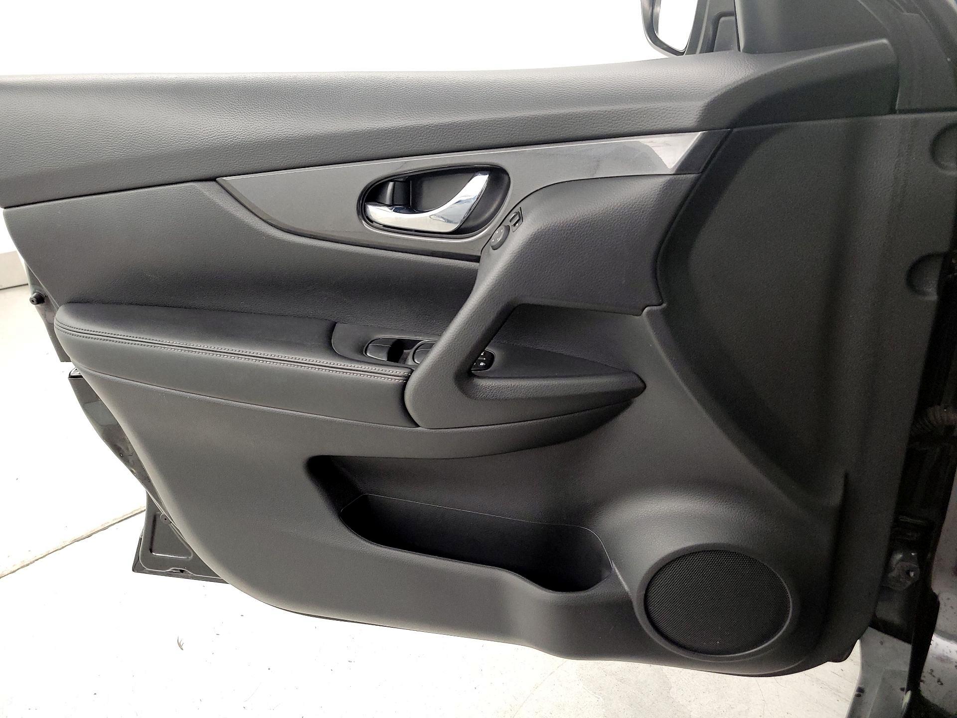 Thumbnail: 2017 Nissan Rogue - 12