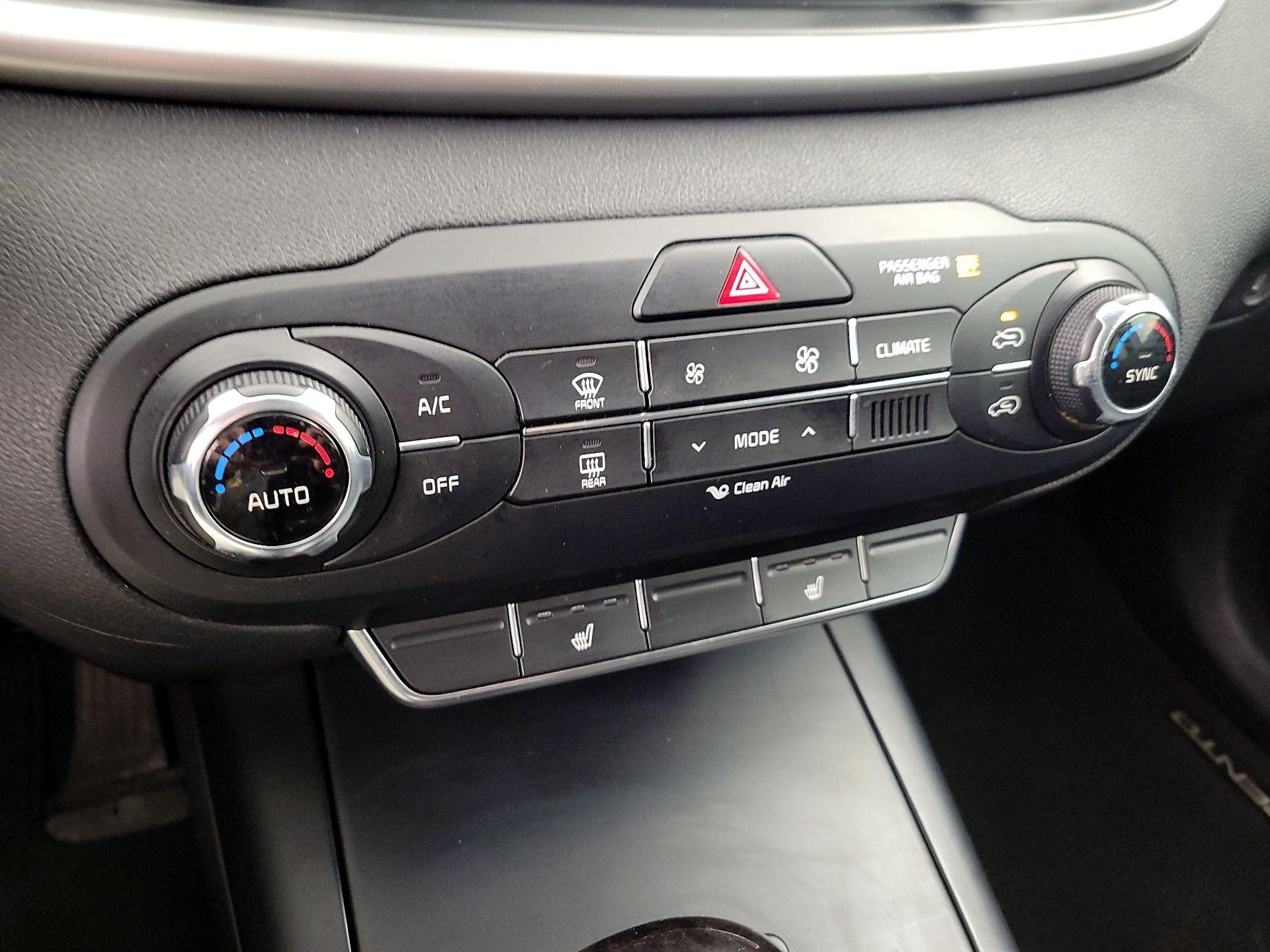 Thumbnail: 2017 Kia Sorento - 16