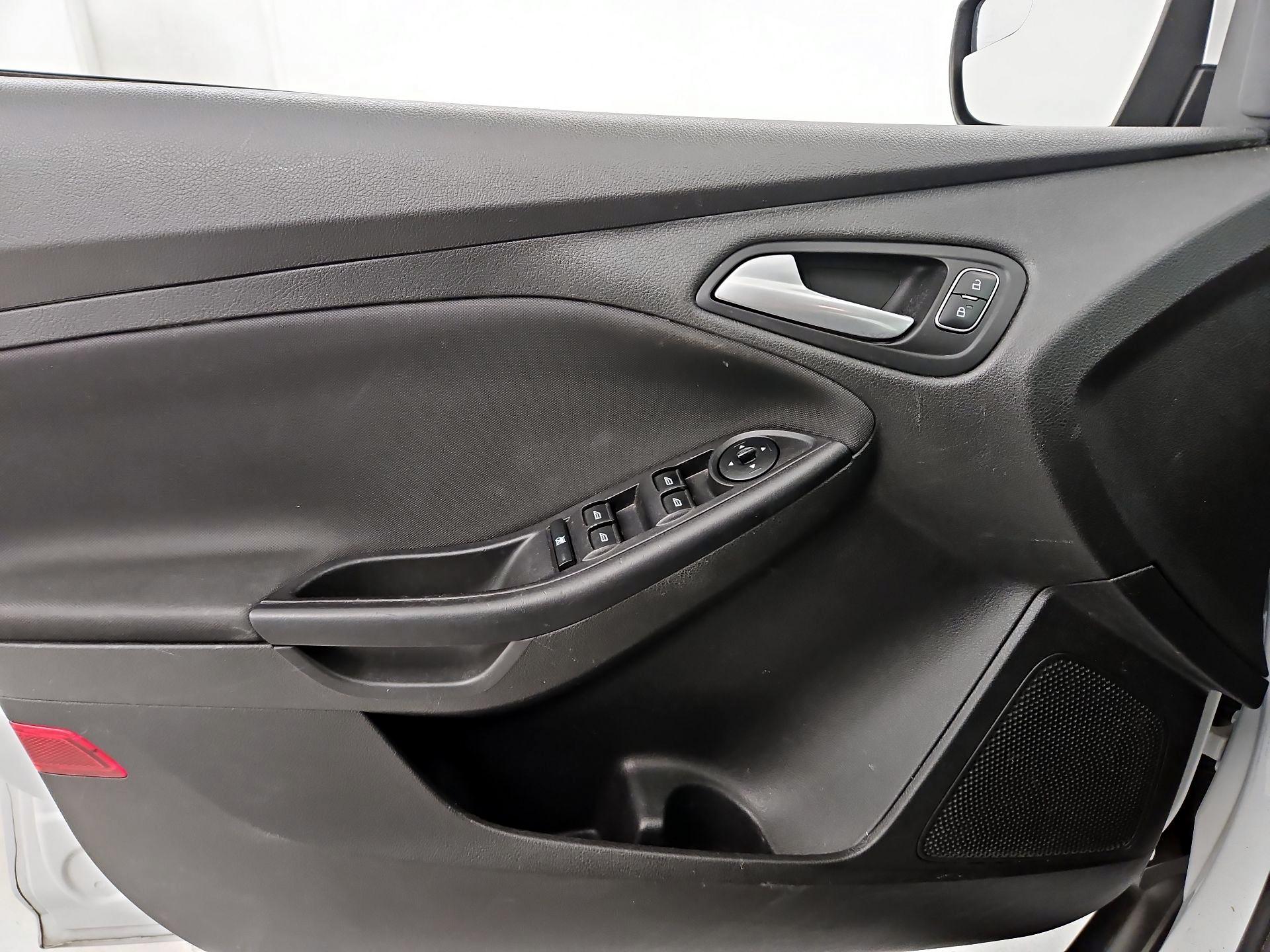 Thumbnail: 2015 Ford Focus - 12