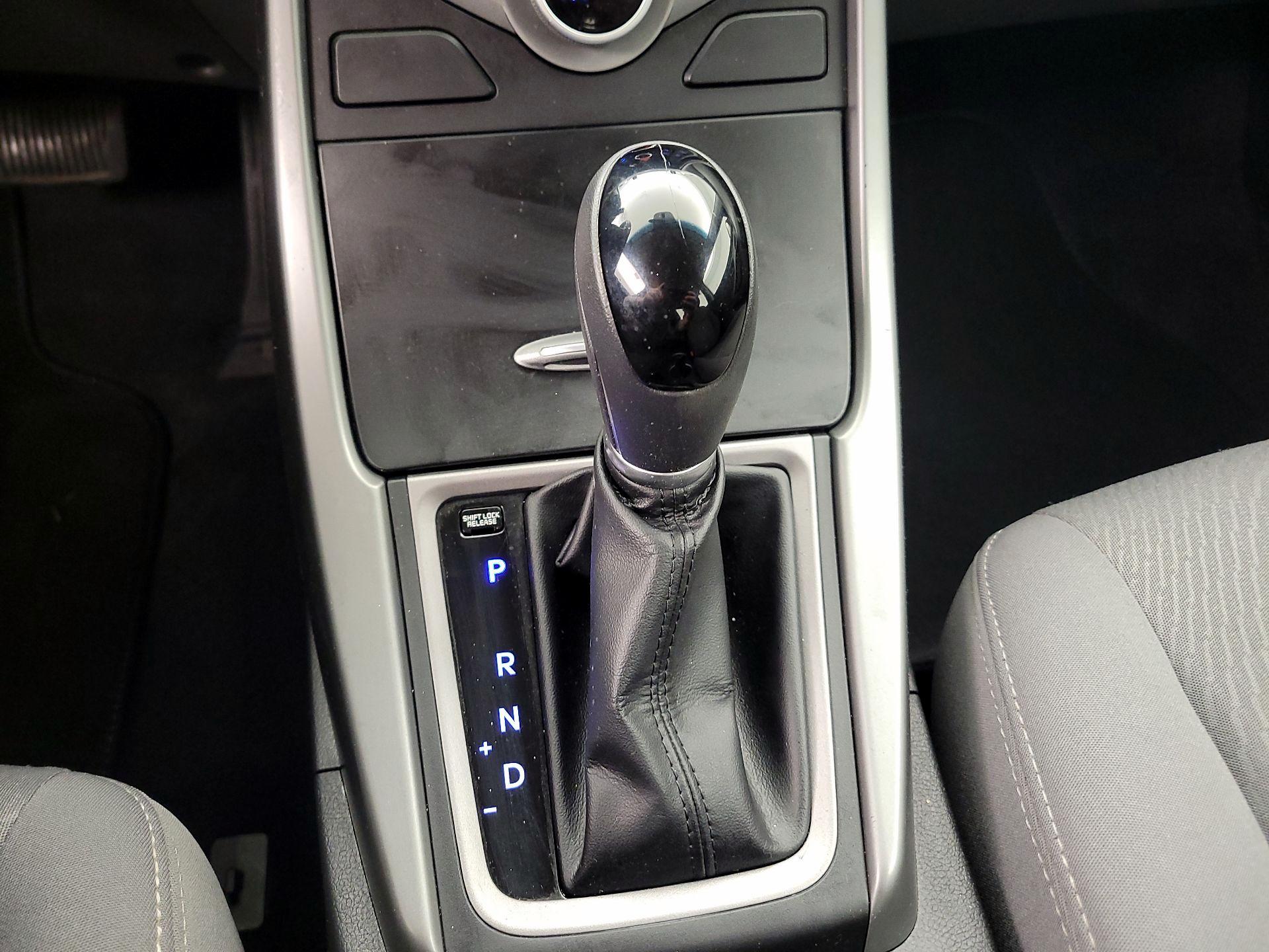 Thumbnail: 2015 Hyundai Elantra - 17