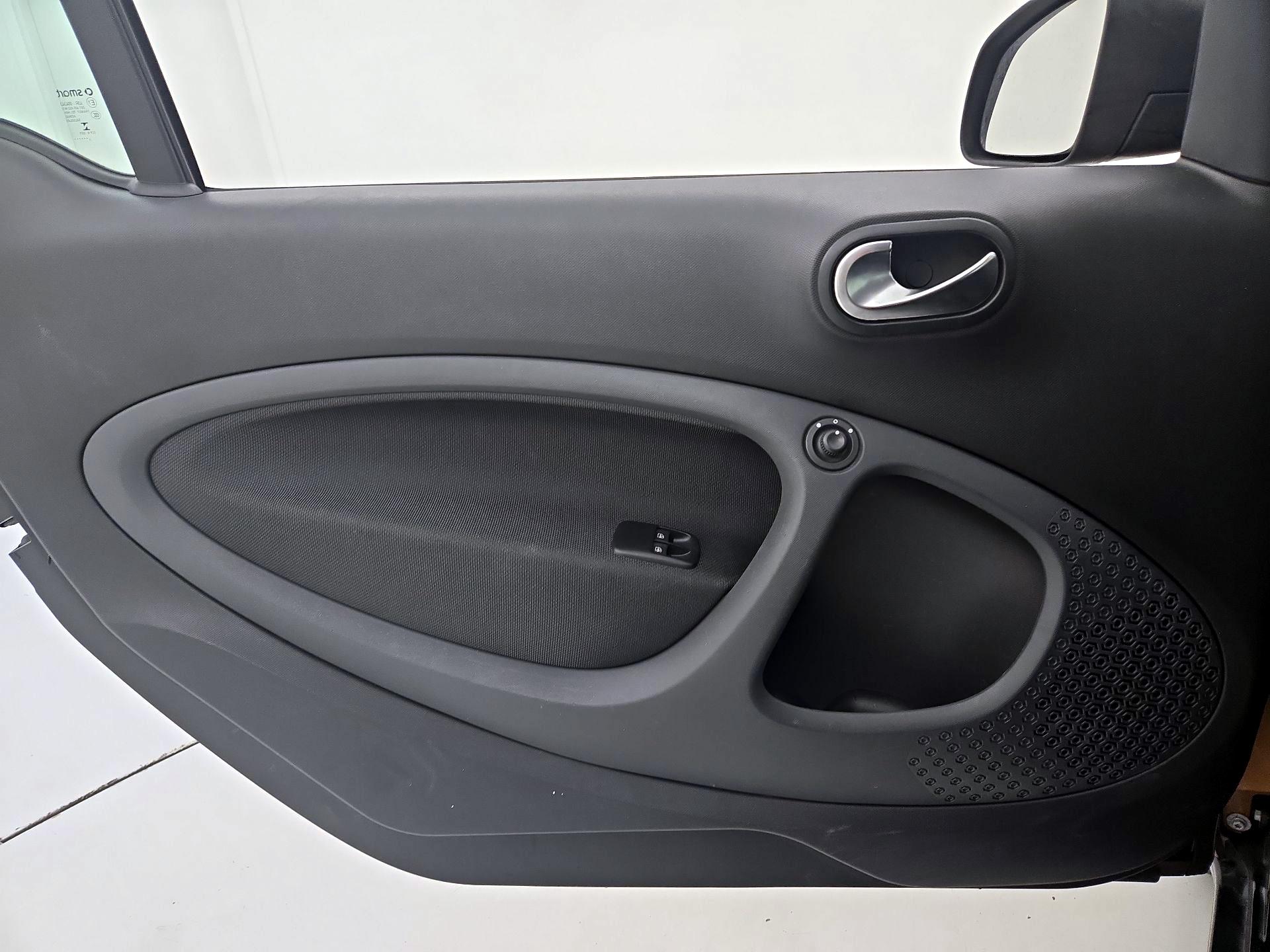 Thumbnail: 2016 smart fortwo - 12