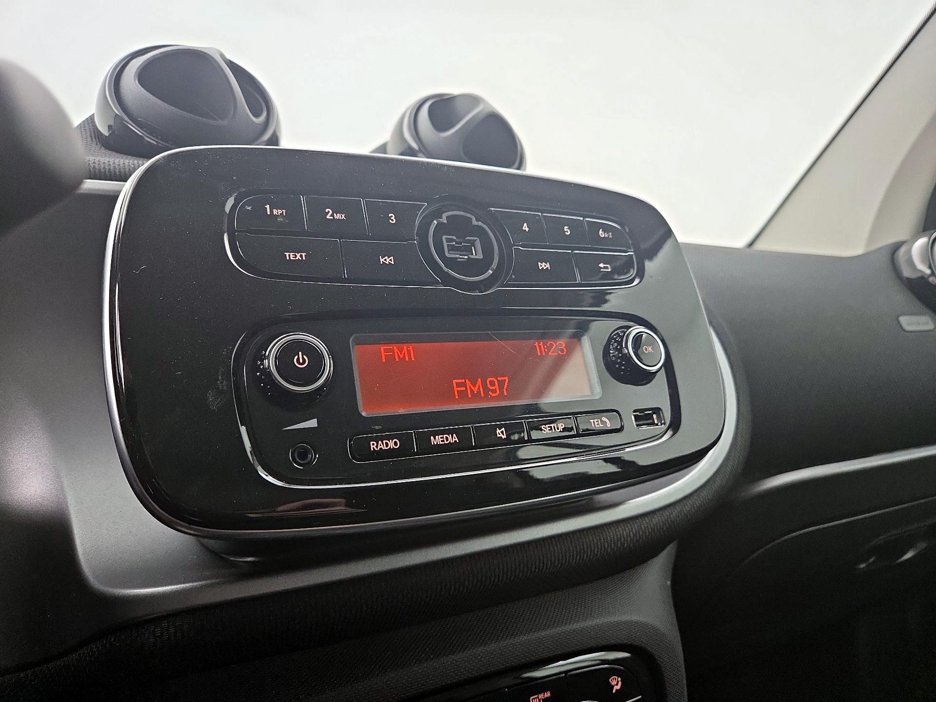 Thumbnail: 2016 smart fortwo - 13