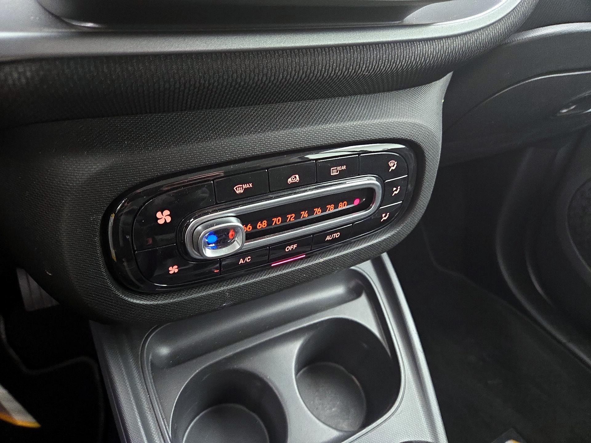 Thumbnail: 2016 smart fortwo - 14