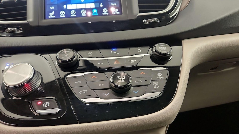 2018 Chrysler Pacifica Touring L 16