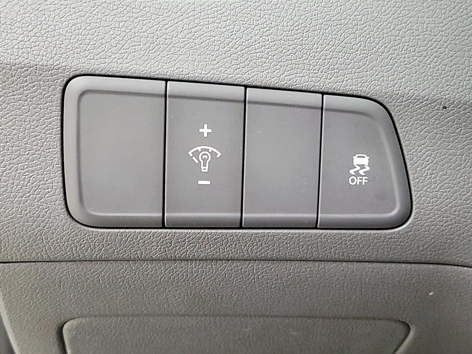 Thumbnail: 2015 Hyundai Elantra - 13