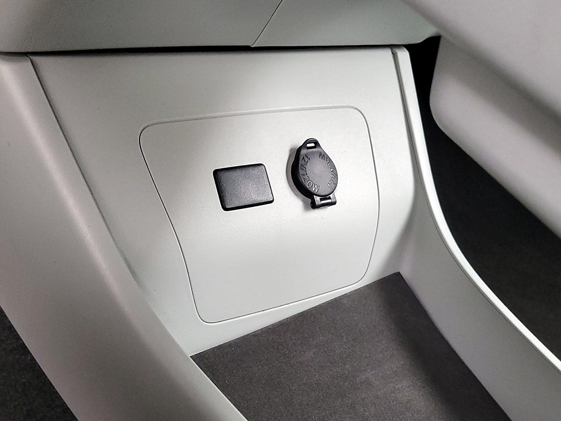 Thumbnail: 2015 Toyota Prius - 18