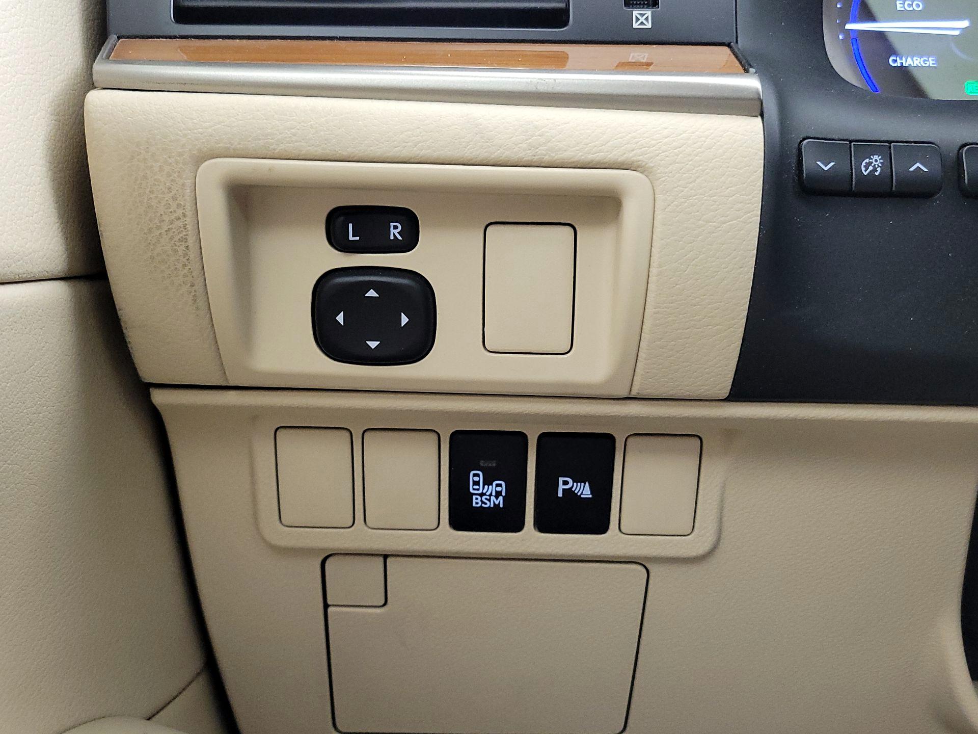 Thumbnail: 2013 Lexus ES - 13