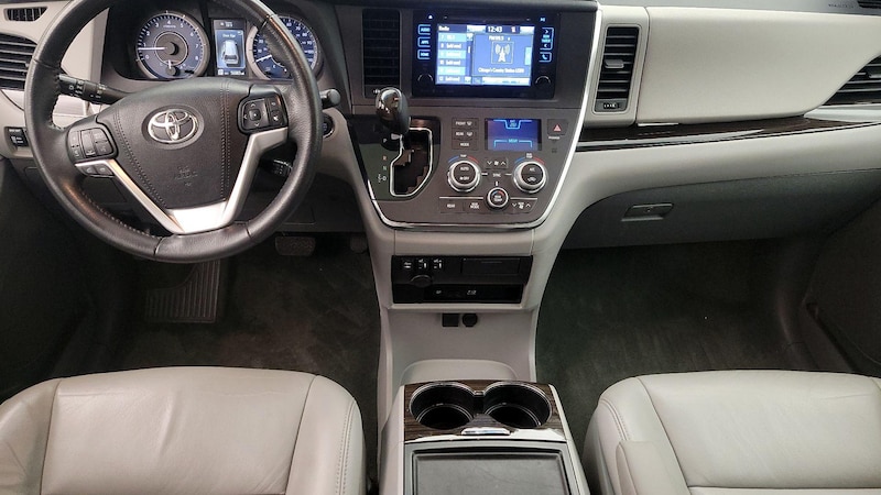 2017 Toyota Sienna XLE Premium 9