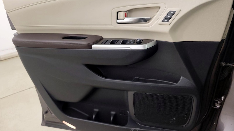 2021 Toyota Sienna Platinum 12