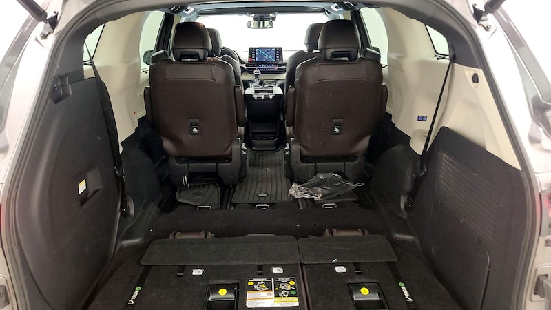 2021 Toyota Sienna Platinum 24