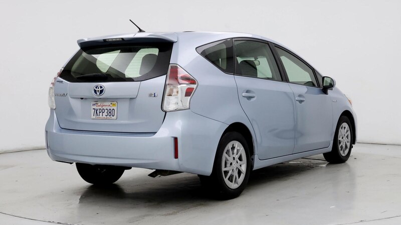 2015 Toyota Prius v Two 8