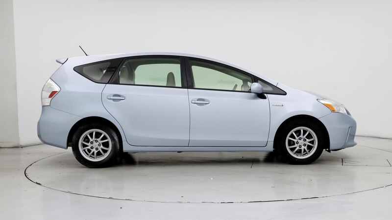 2014 Toyota Prius v Two 7