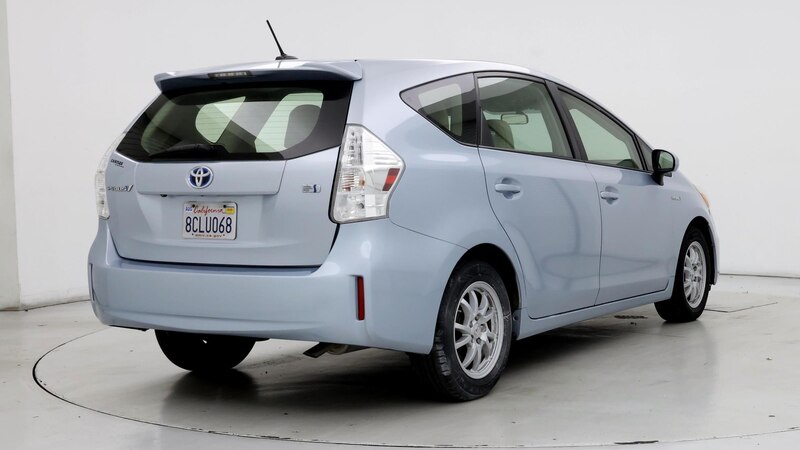 2014 Toyota Prius v Two 8