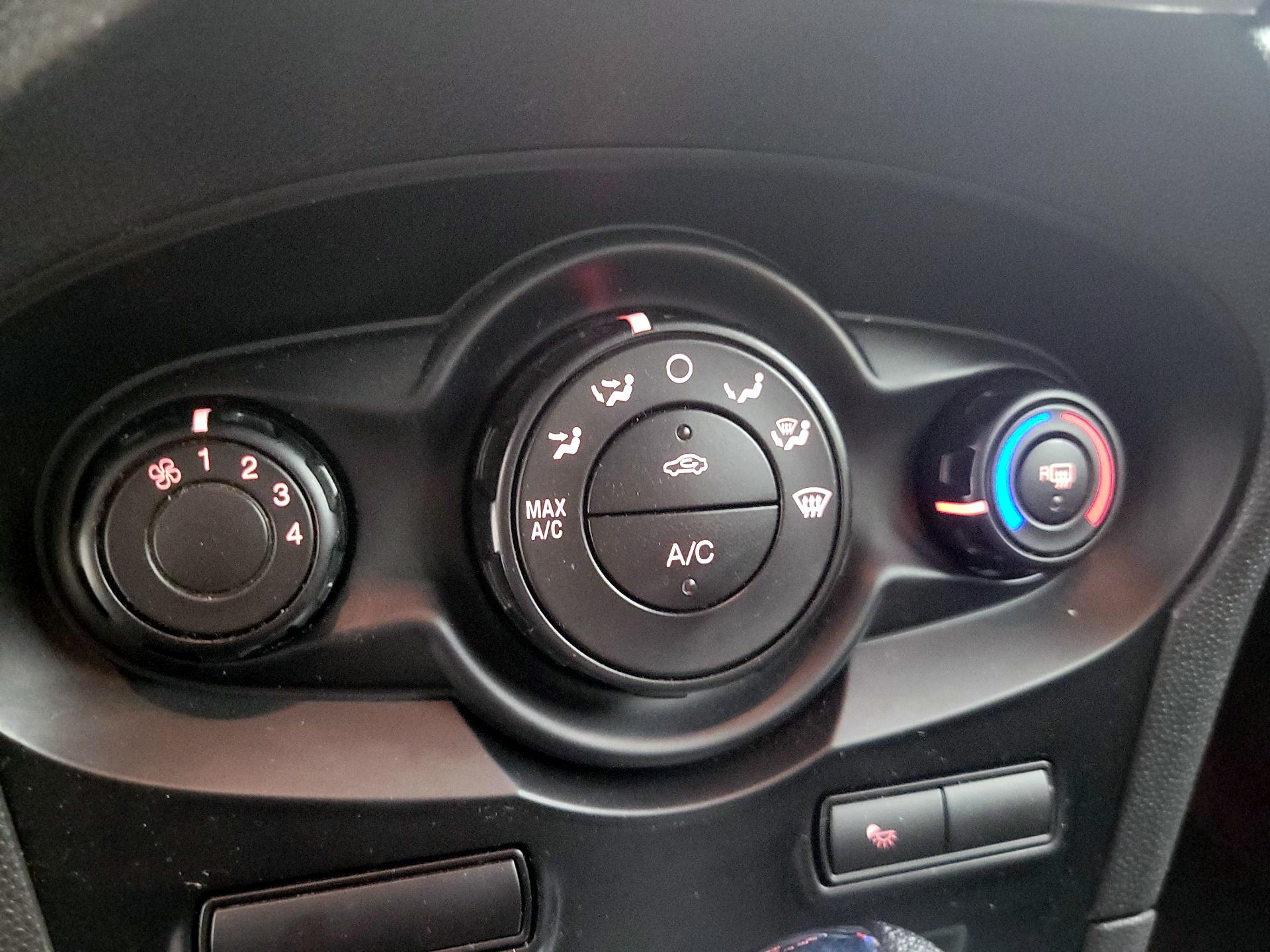Thumbnail: 2013 Ford Fiesta - 15