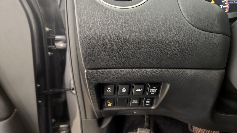 2017 Nissan Pathfinder Platinum 13
