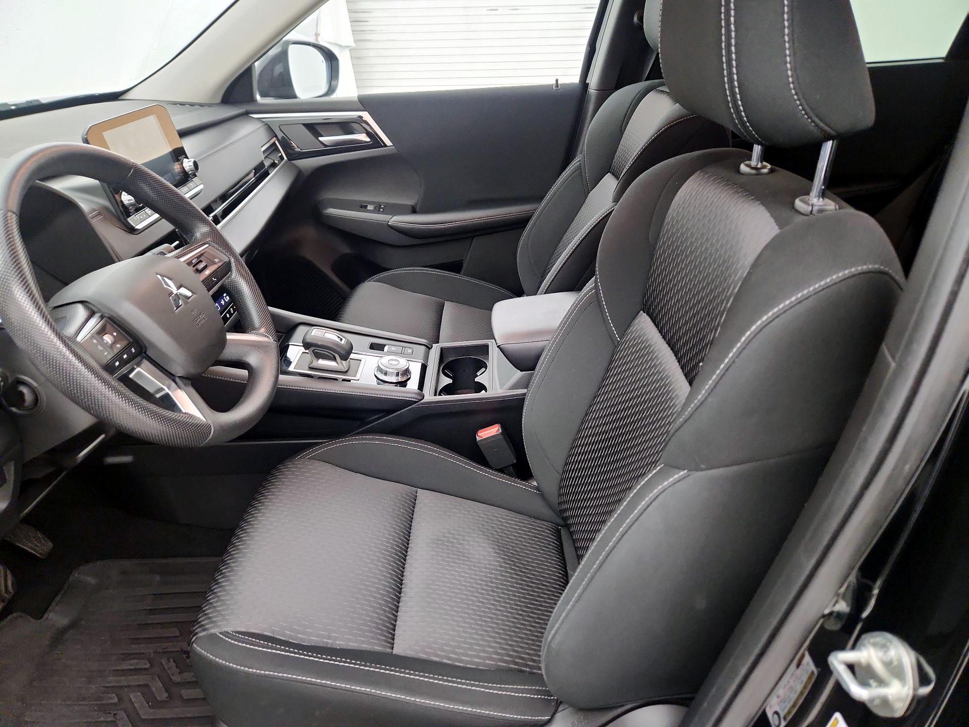 Thumbnail: 2022 Mitsubishi Outlander - 11