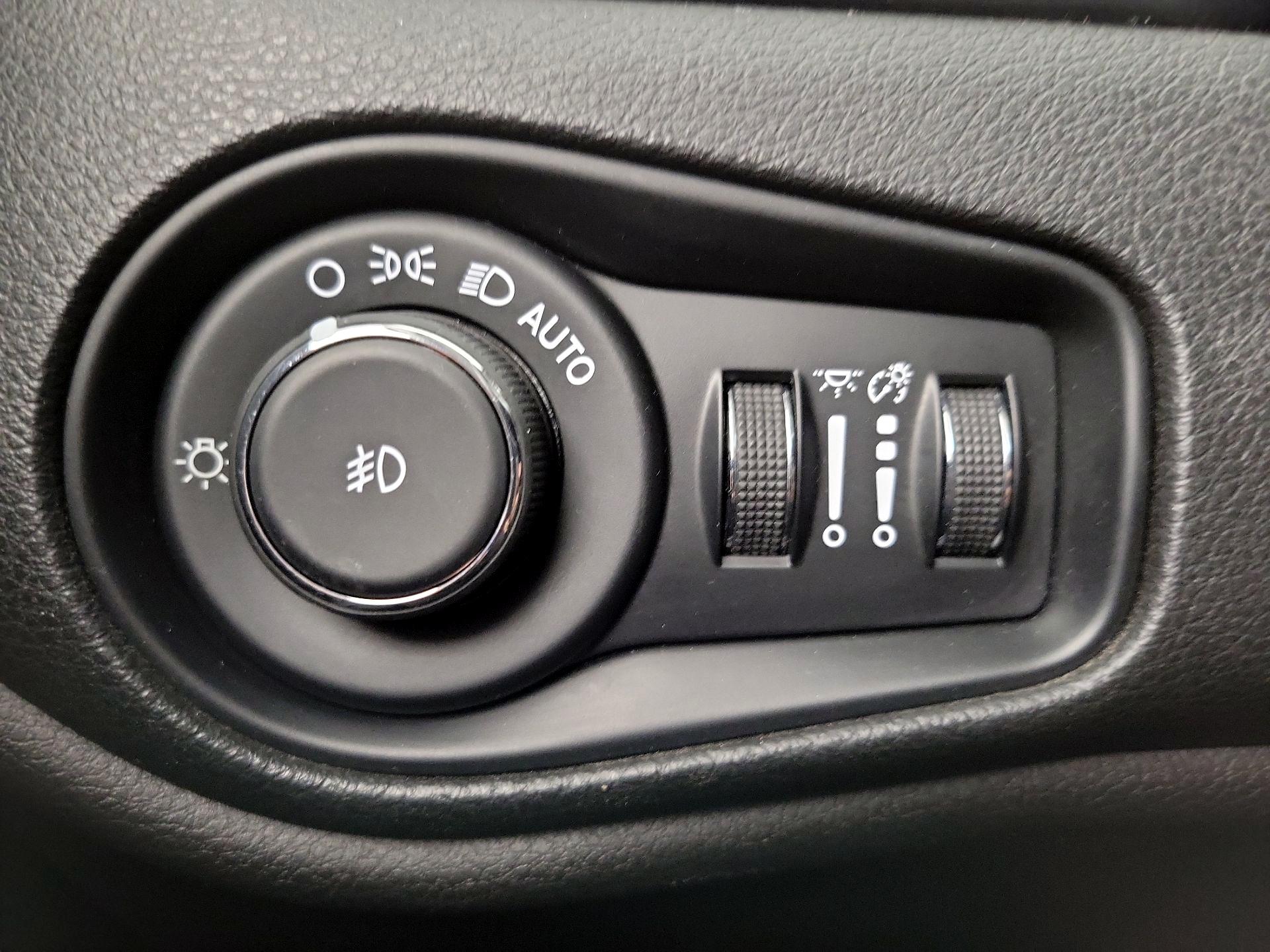 Thumbnail: 2016 Jeep Renegade - 13
