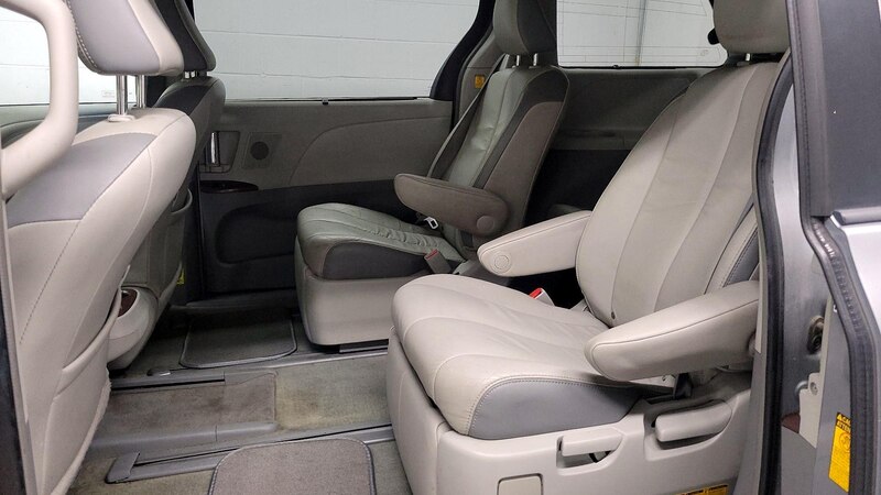 2013 Toyota Sienna Limited 18