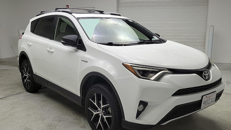 2017 Toyota RAV4 SE Hero Image