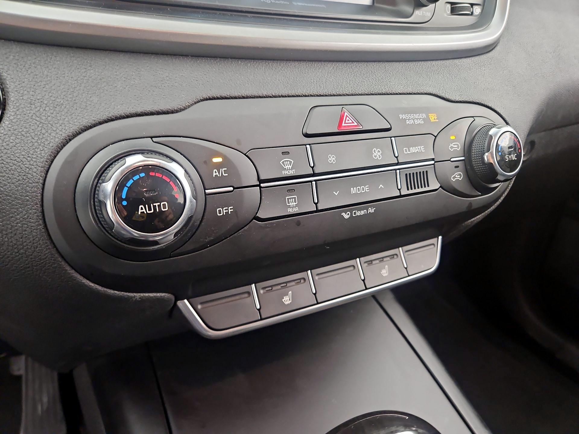 Thumbnail: 2017 Kia Sorento - 16