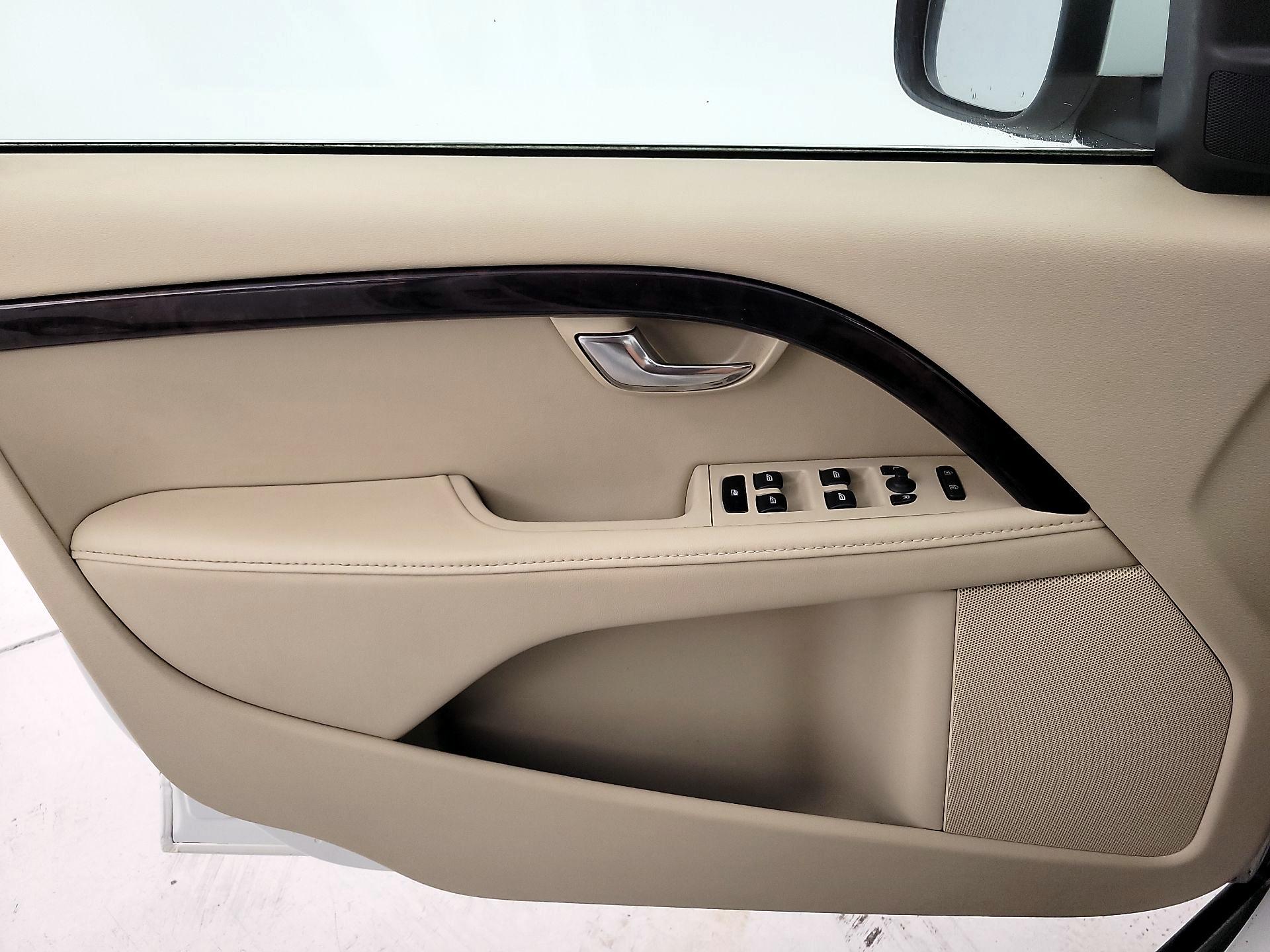 Thumbnail: 2016 Volvo XC70 - 12