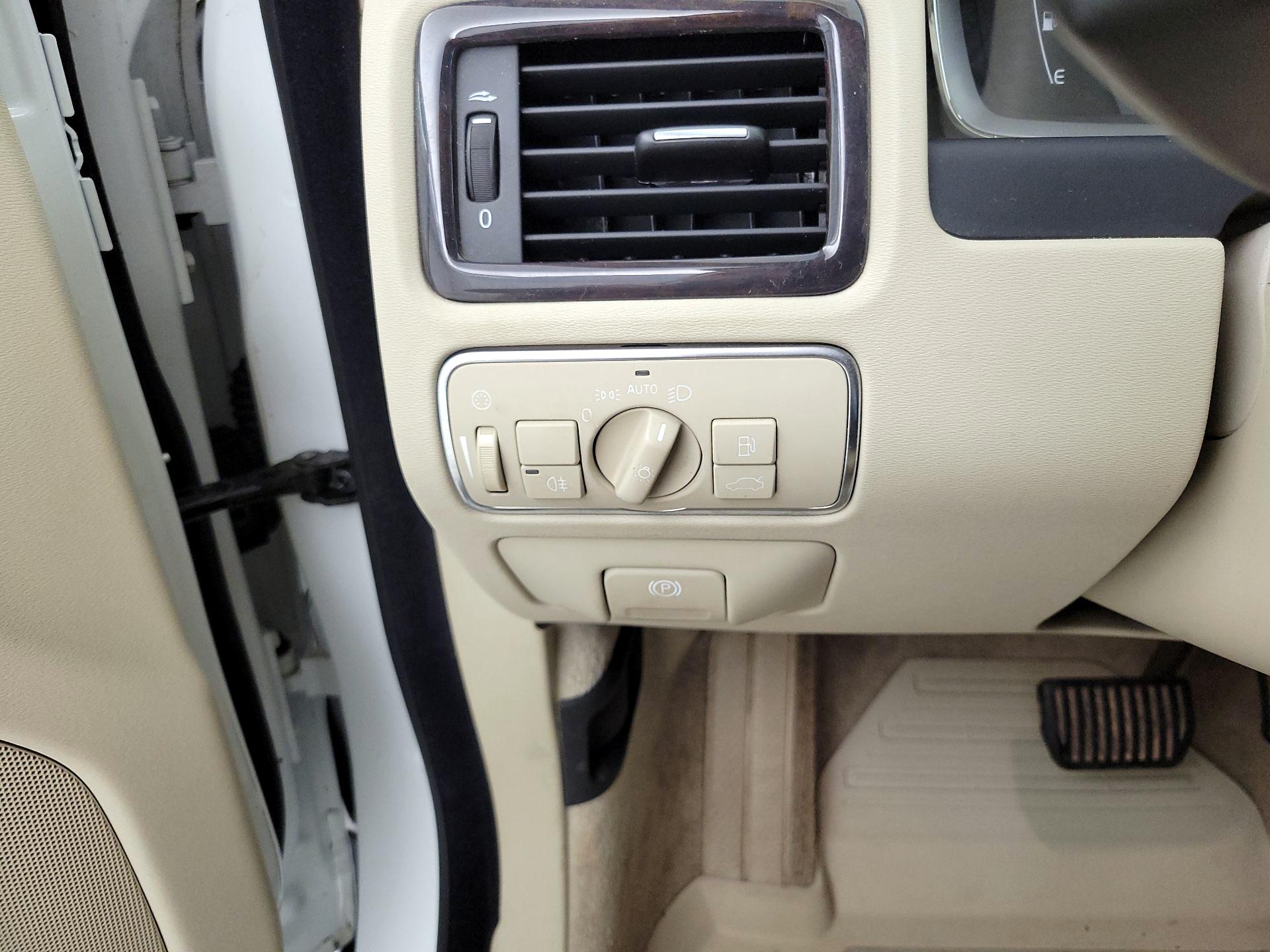 Thumbnail: 2016 Volvo XC70 - 13