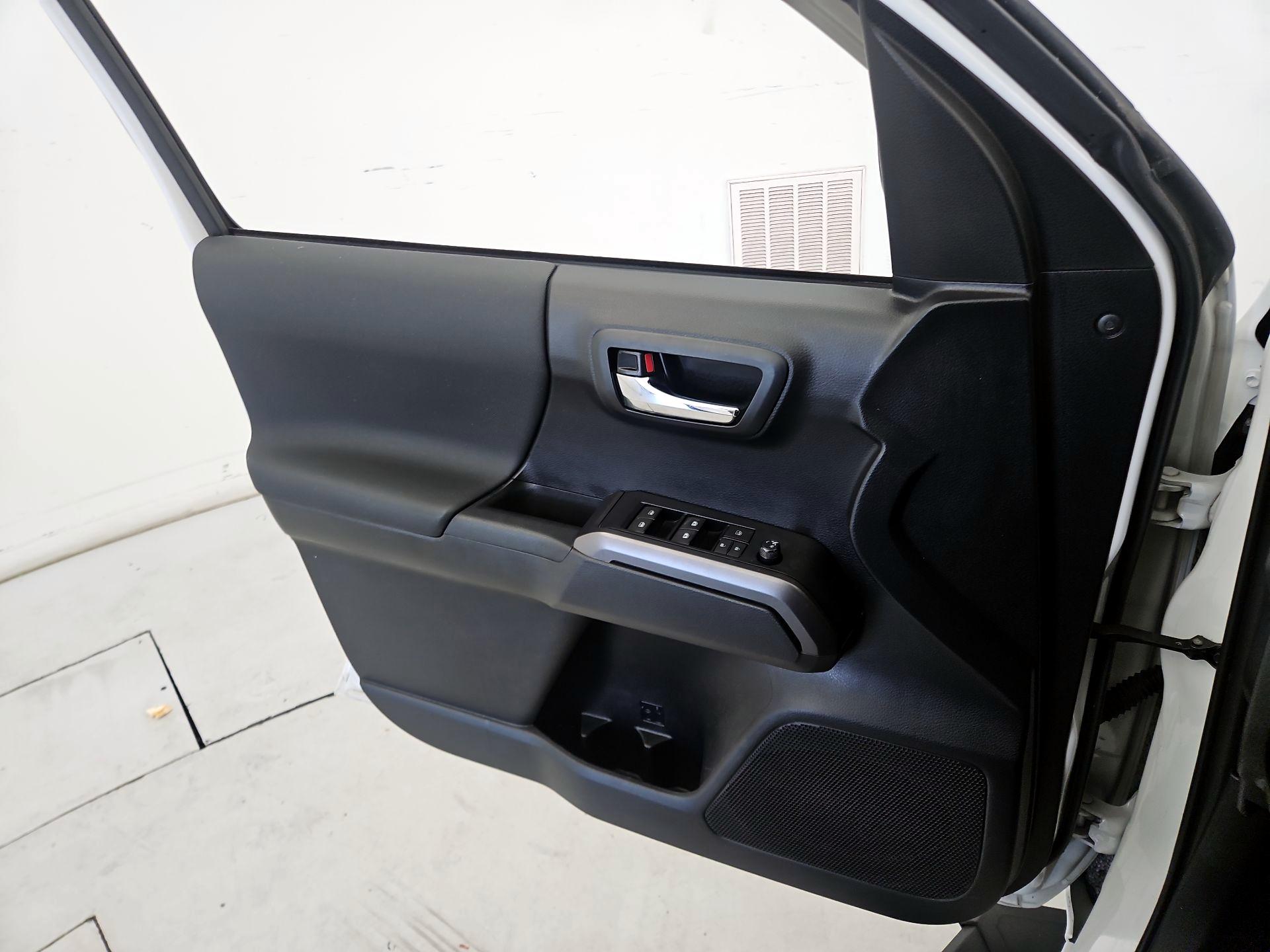 Thumbnail: 2019 Toyota Tacoma - 12