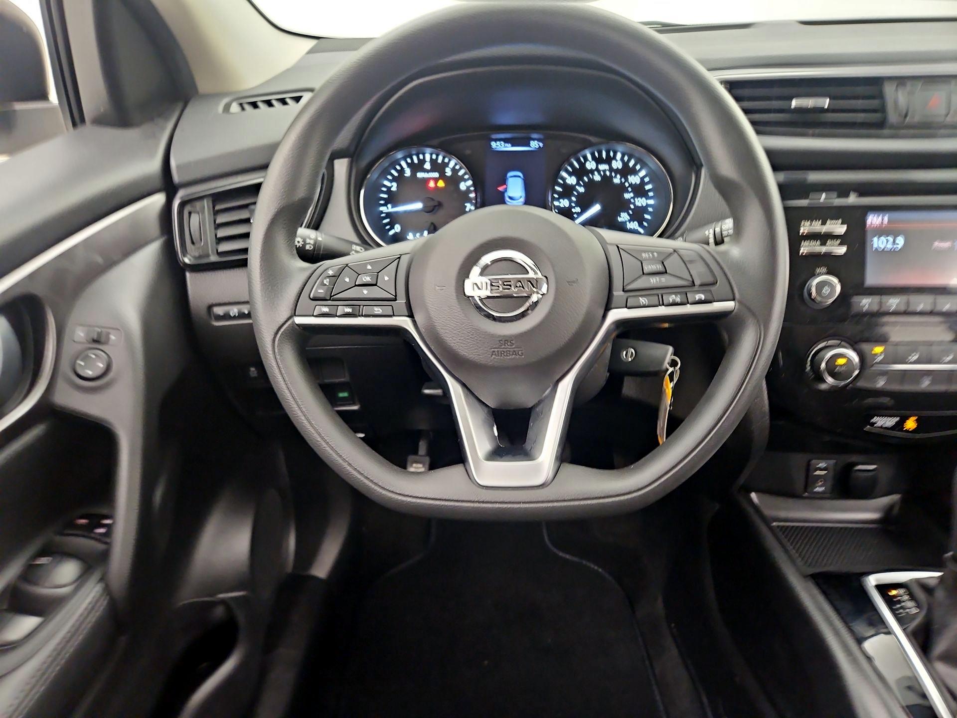 Thumbnail: 2017 Nissan Rogue Sport - 10
