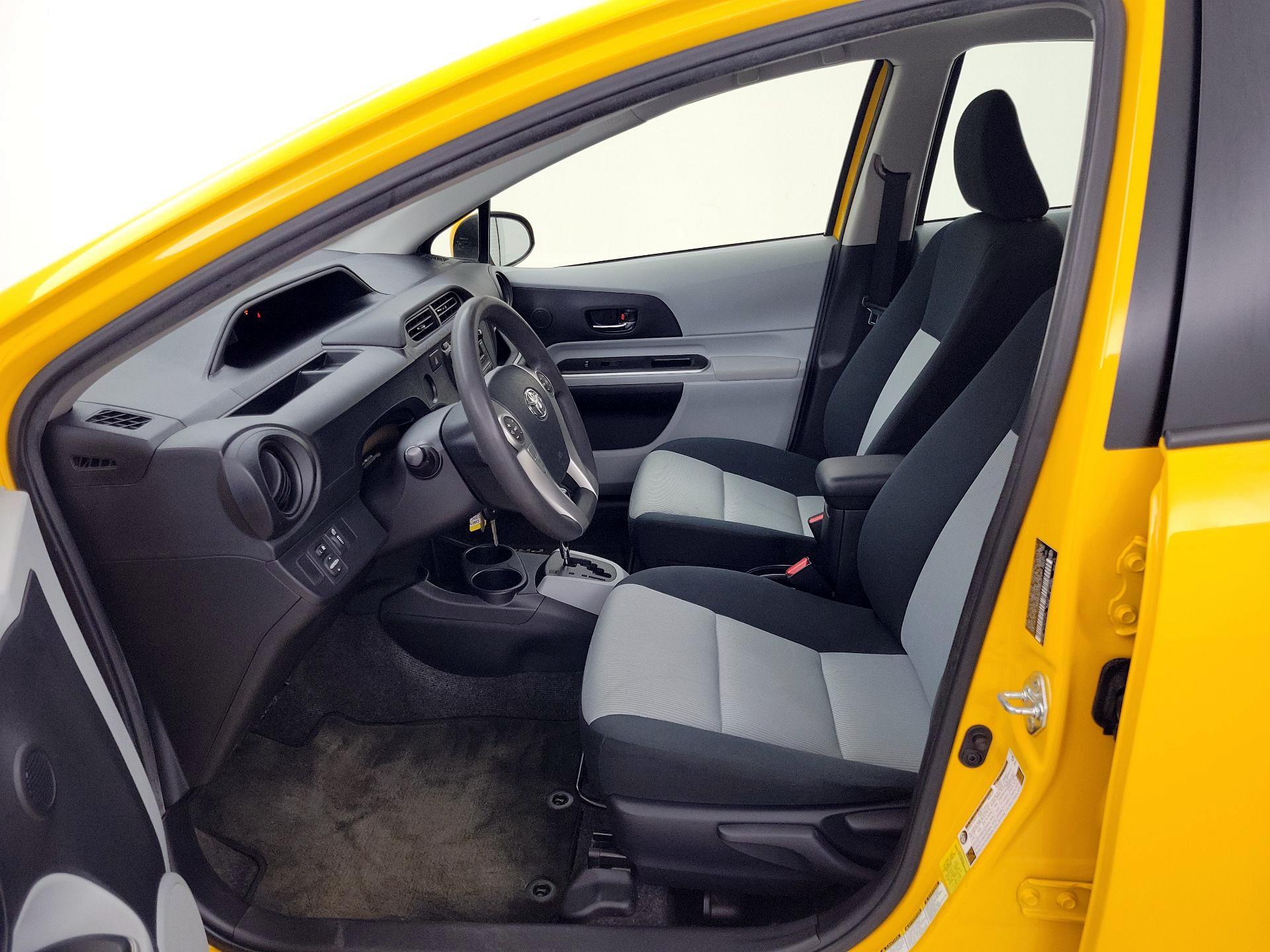 Thumbnail: 2014 Toyota Prius c - 11