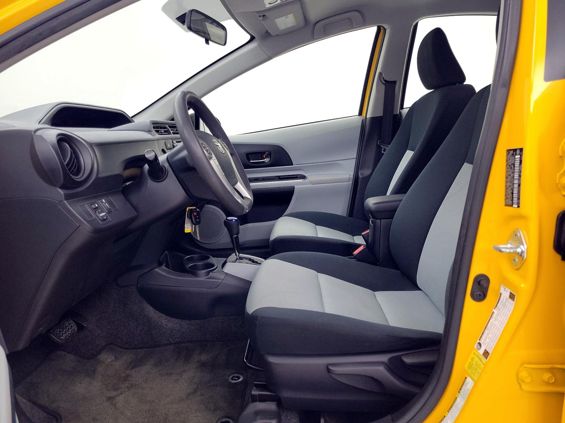 Thumbnail: 2014 Toyota Prius c - 12