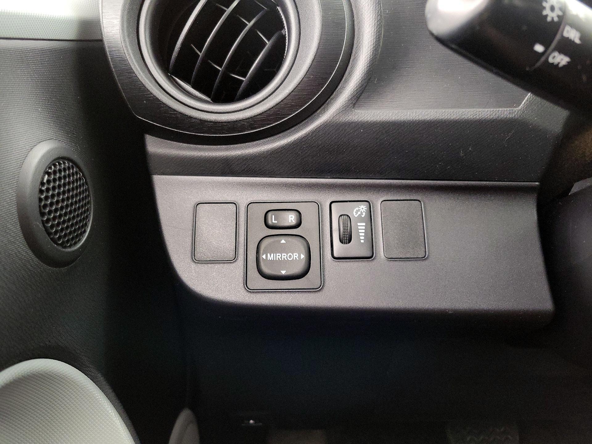 Thumbnail: 2014 Toyota Prius c - 14