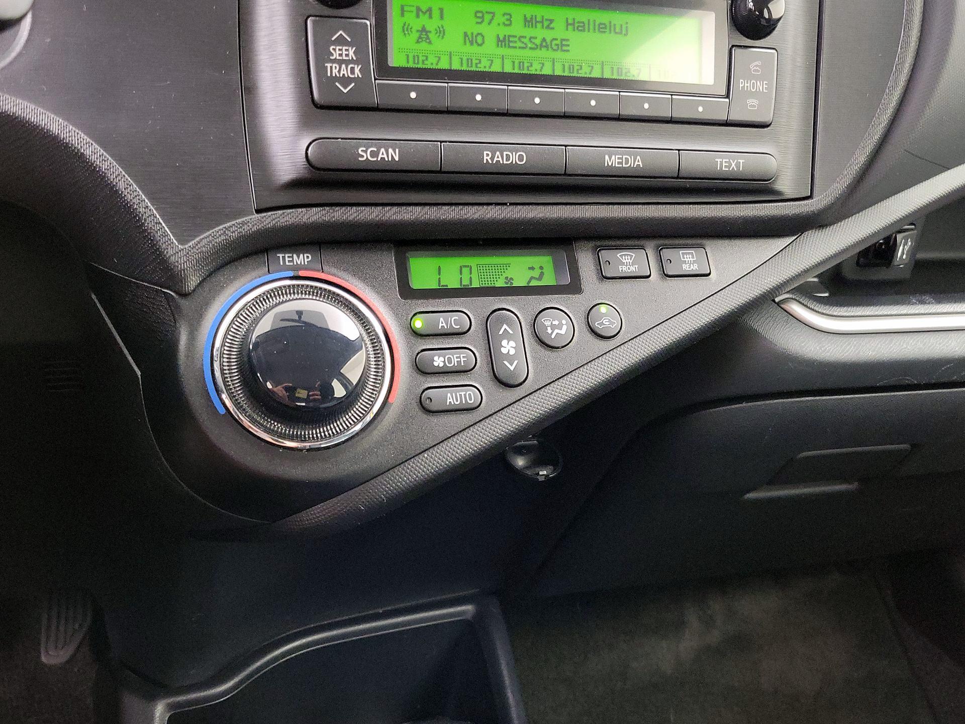 Thumbnail: 2014 Toyota Prius c - 16