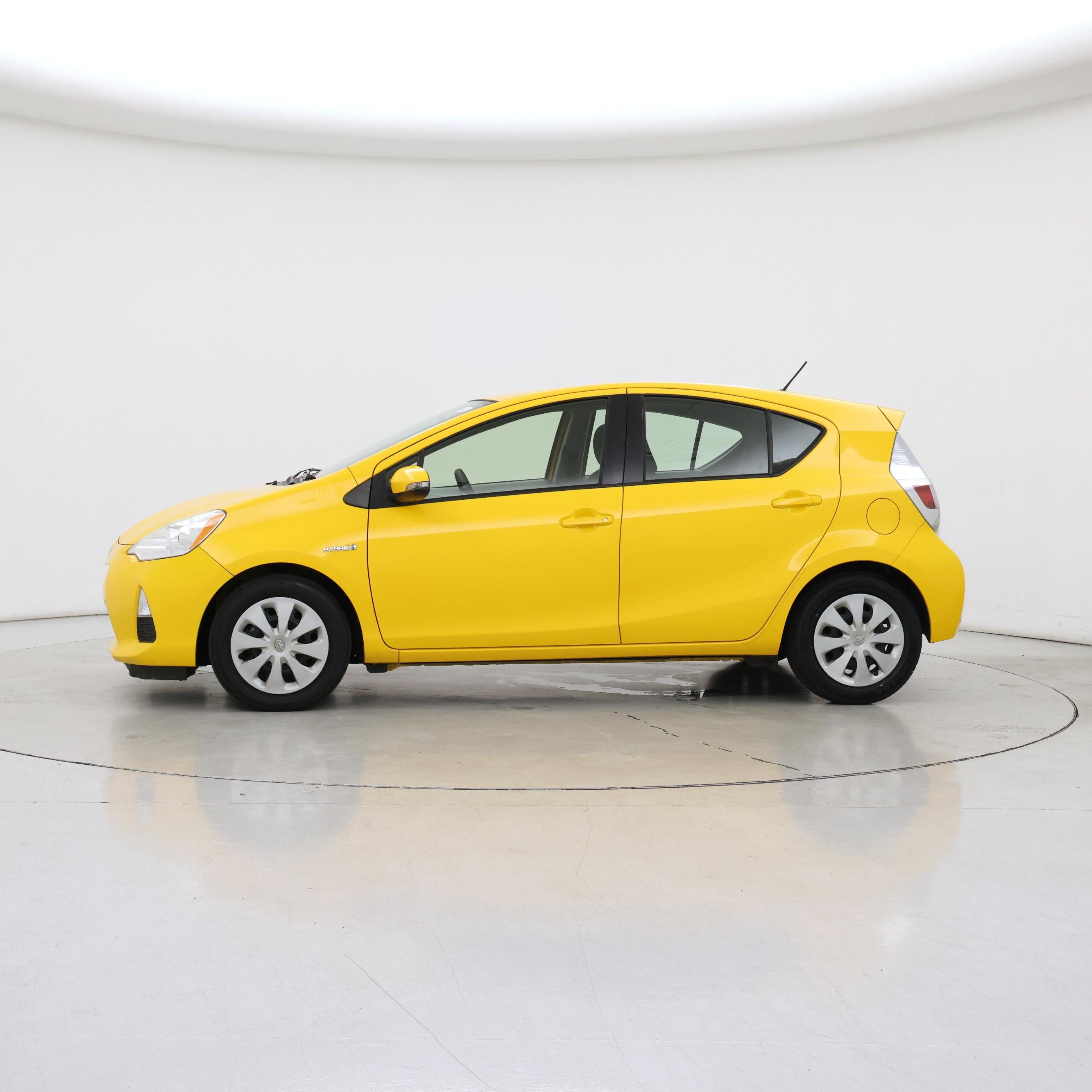 Thumbnail: 2014 Toyota Prius c - 3